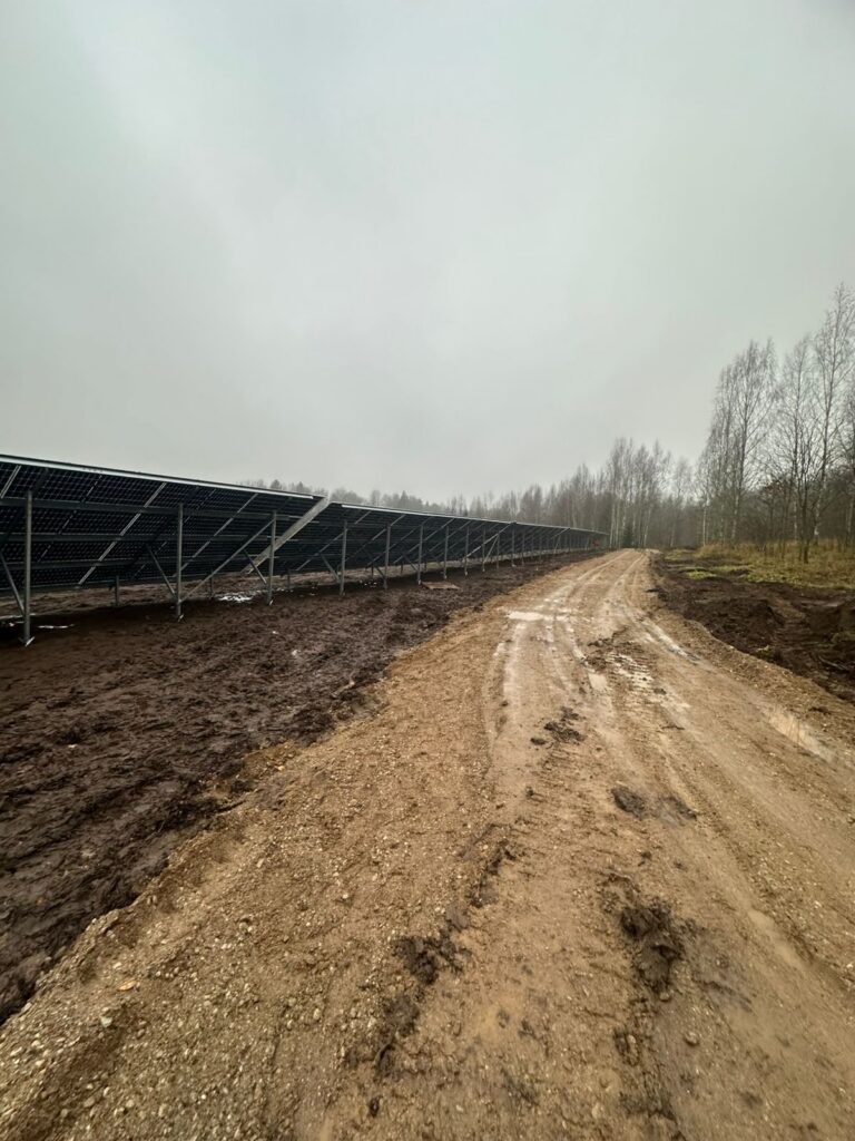 Abjamõisa päikesepargi kandvad raamid ja paneelide rida hooldustee ääres