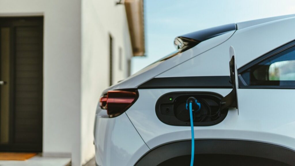 Elektriauto laadimas kodu ees