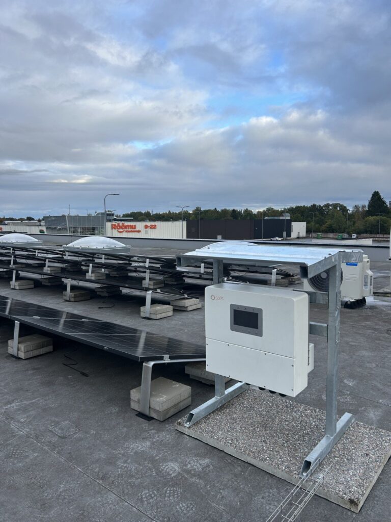 Inverter ja päikesepaneelid lamekatusel Keilas