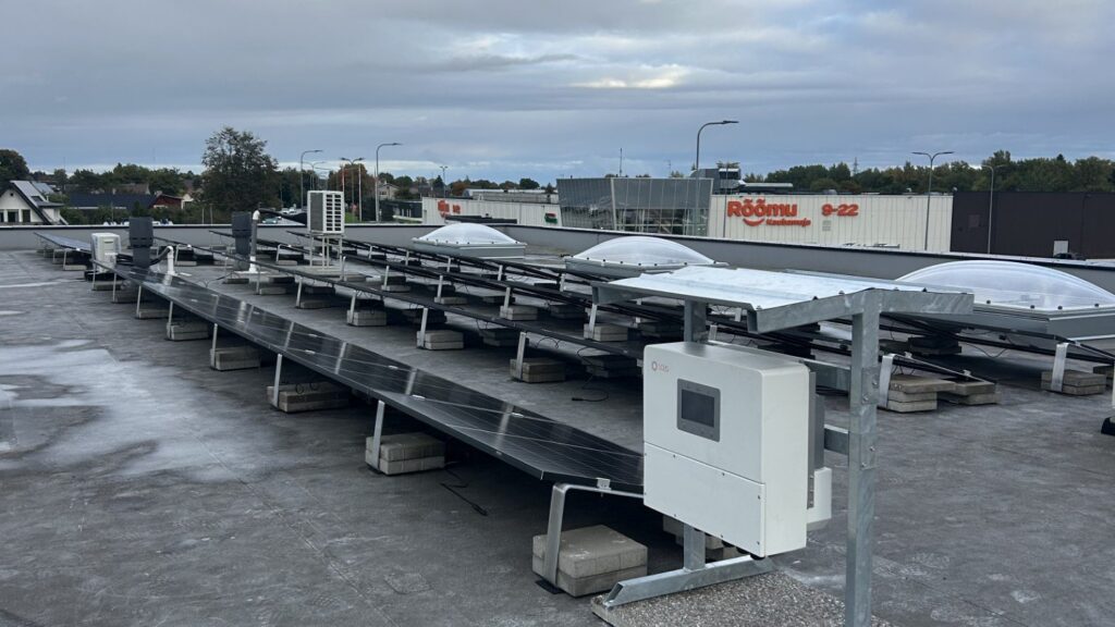 Keila lamekatuse päikesepark – paneelide read ballastiga raamidel ja inverter