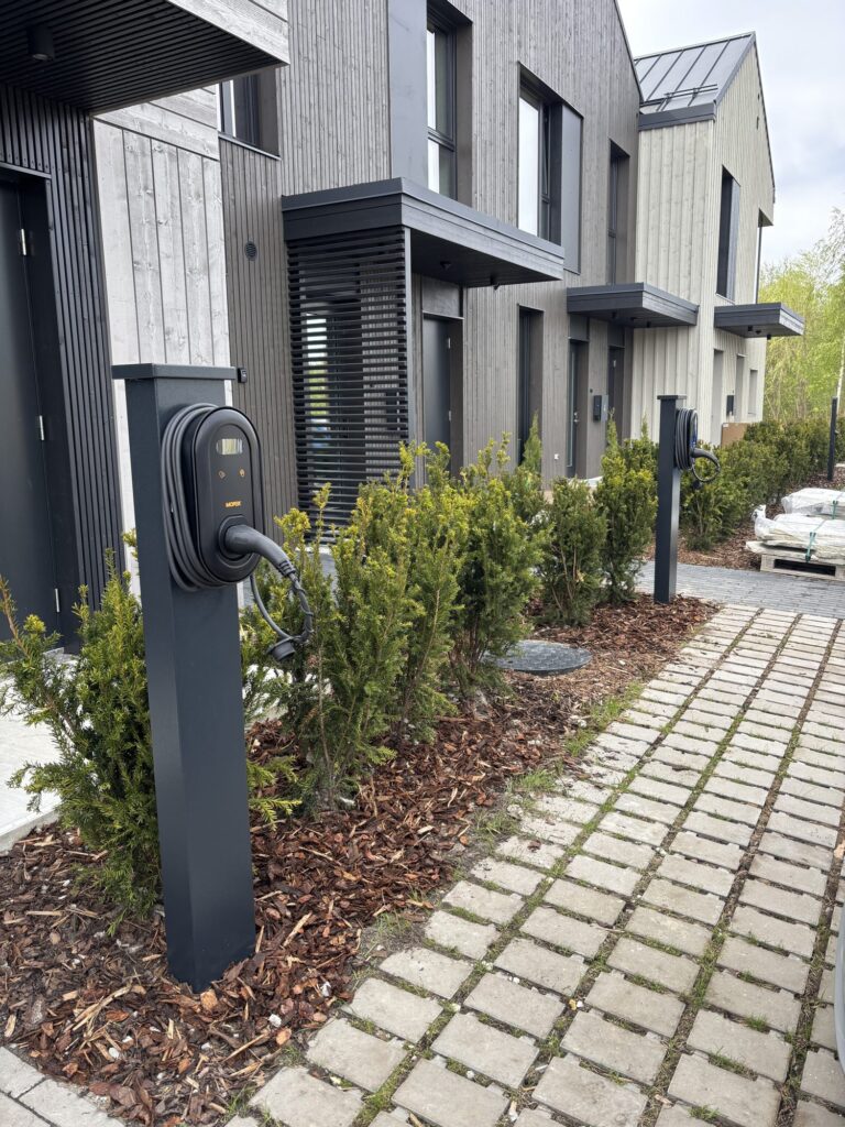 Elektriauto laadijad postidel Kõrkja 3 korteriühistu välisparklas