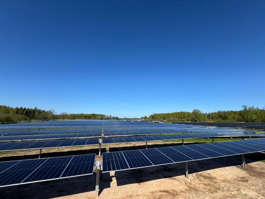 Trackersüsteemile paigaldatud päikesepaneelid Lielvārde energiapargis