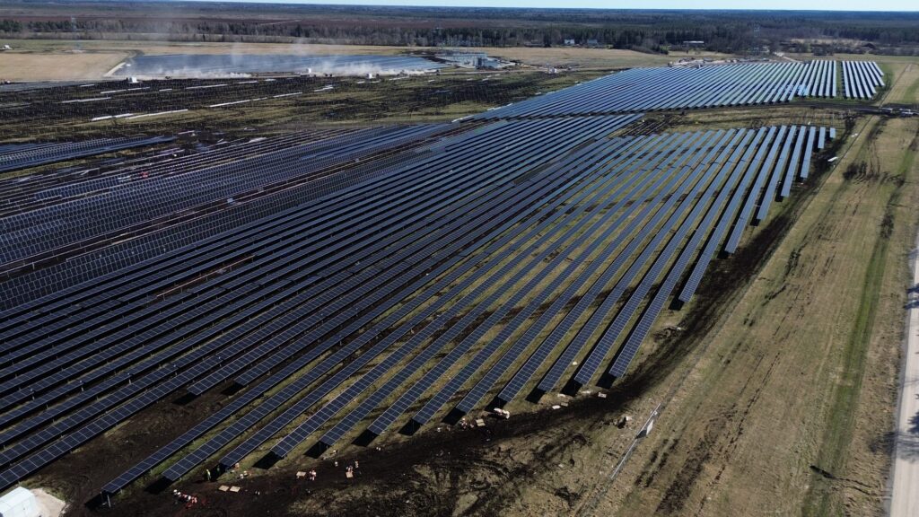 Risti energiapargi päikesepaneelide read ja alajaam droonivaates
