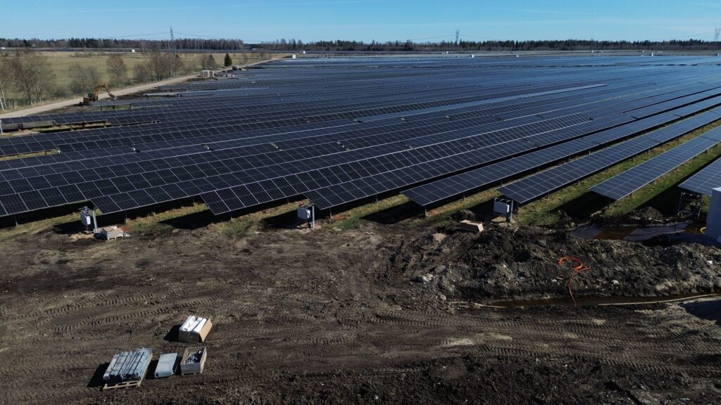 Päikesepaneelide read ja kaablitööd Risti energiapargis