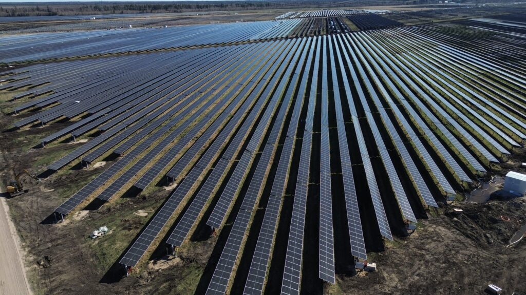 Trackersüsteemi päikesepaneelide read Risti energiapargis
