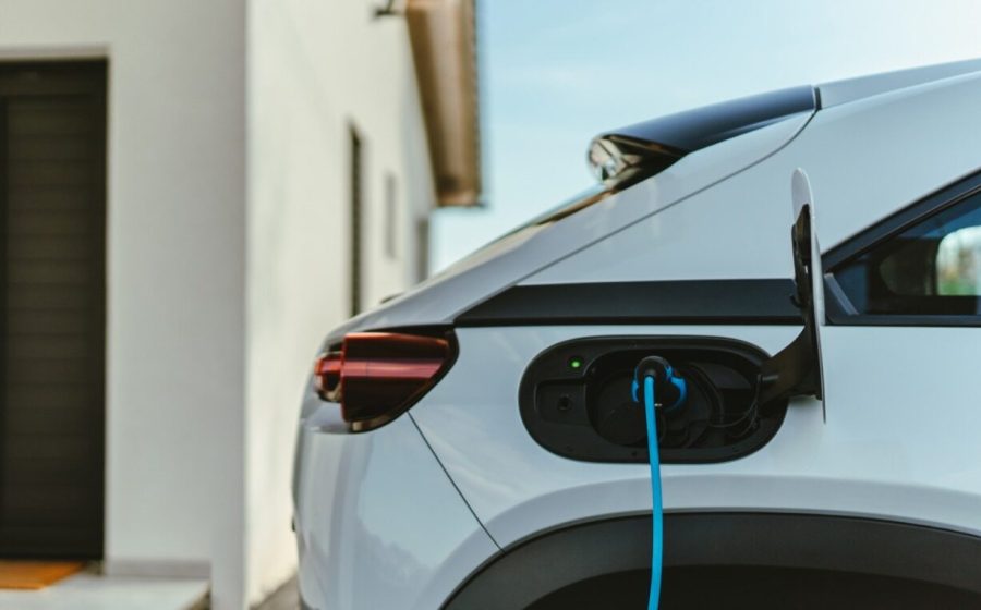 Elektriauto laadimas kodu ees