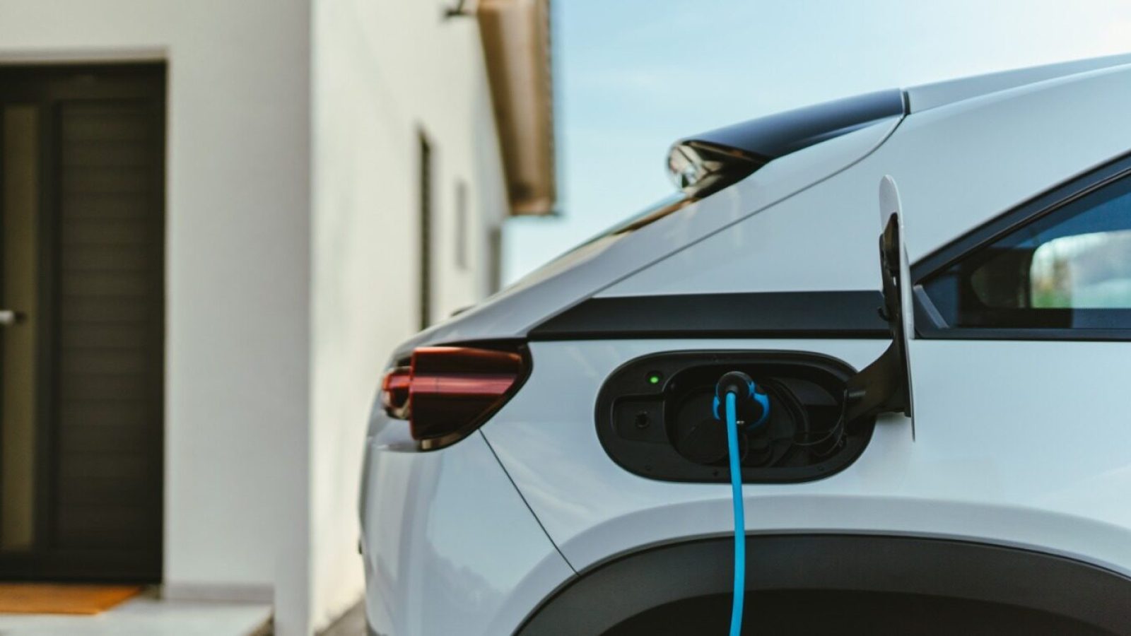 Elektriauto laadimas kodu ees