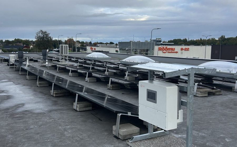 Keila lamekatuse päikesepark – paneelide read ballastiga raamidel ja inverter