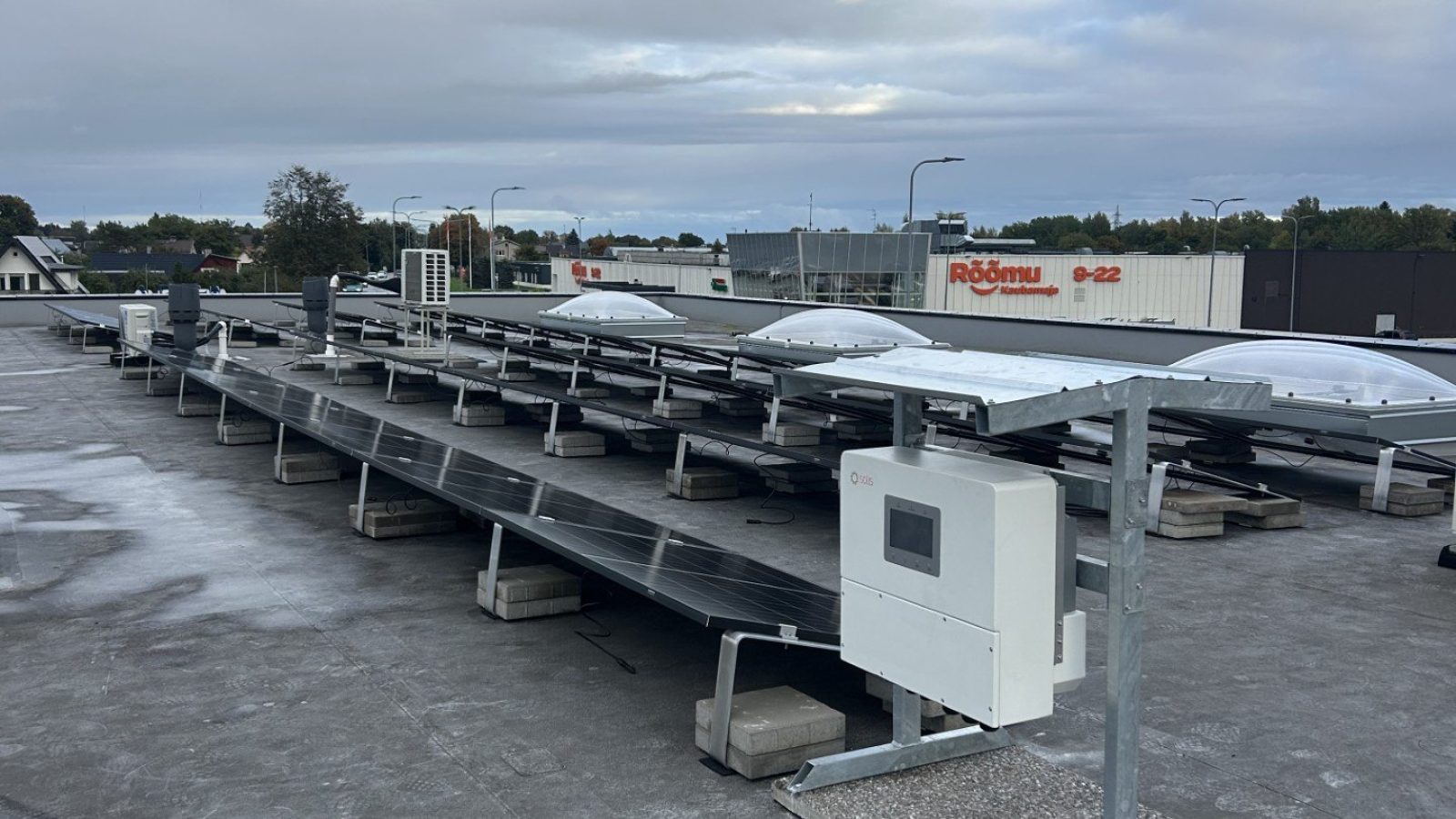 Keila lamekatuse päikesepark – paneelide read ballastiga raamidel ja inverter