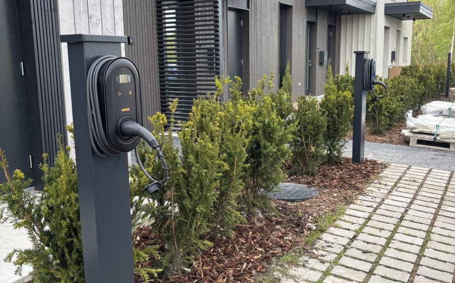 Elektriauto laadijad postidel Kõrkja 3 korteriühistu välisparklas