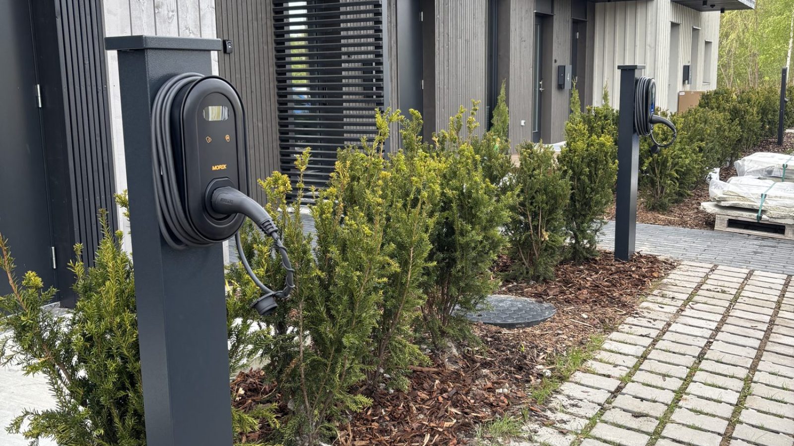 Elektriauto laadijad postidel Kõrkja 3 korteriühistu välisparklas