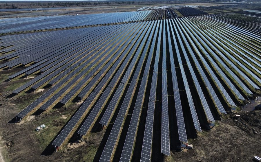 Trackersüsteemi päikesepaneelide read Risti energiapargis