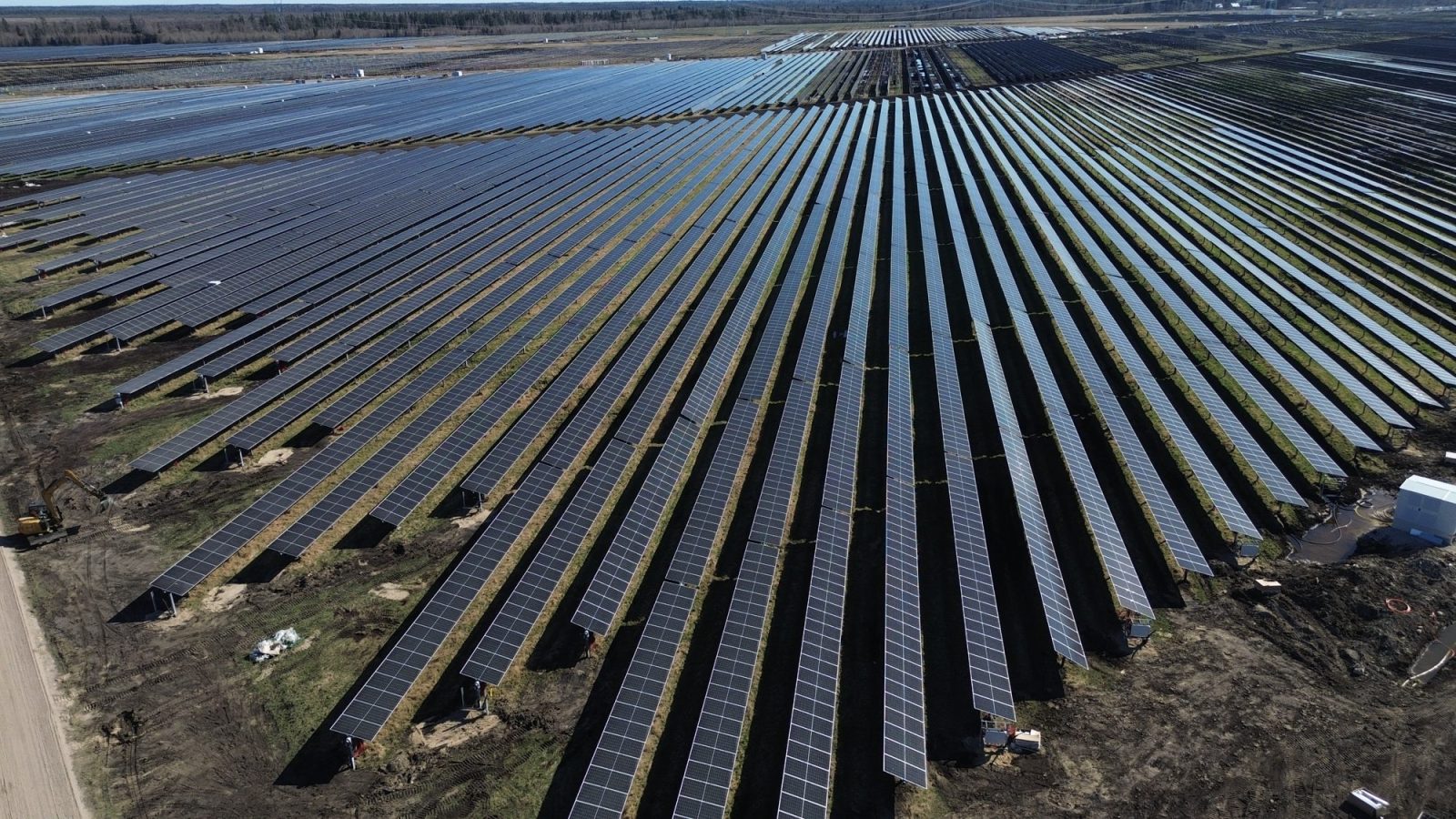 Trackersüsteemi päikesepaneelide read Risti energiapargis